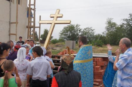В станице Ловлинской подняли купол нового храма