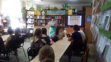 В библиотеке идет мероприятие для старшеклассников