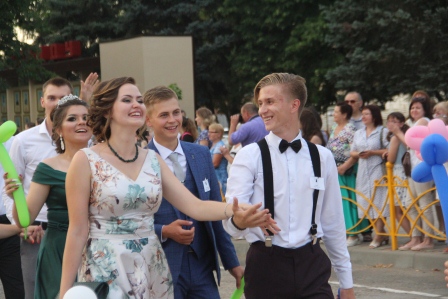 Общерайонный выпускной бал прошел в Тбилисской