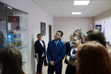 Работники прокуратуры Тбилисского района провели экскурсию в музей прокуратуры и семинар для школьников