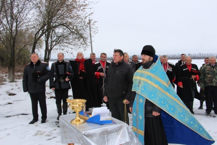В Ловлинской открыли Поклонный крест и штаб хуторского казачьего общества