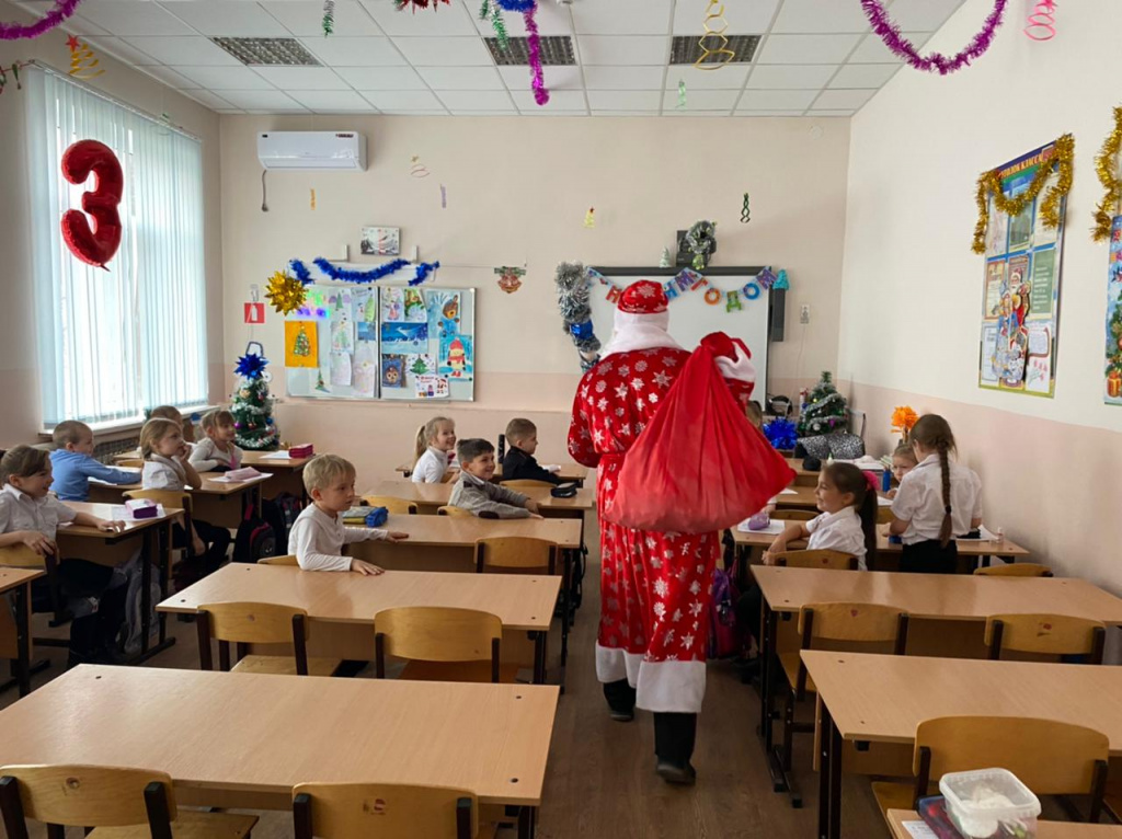 Новогодние мероприятия проходят в школах