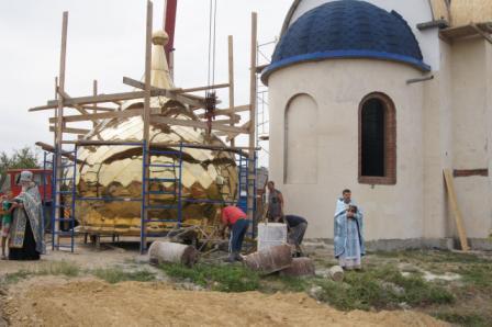В станице Ловлинской подняли купол нового храма