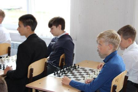 Ученики второй школы станицы Тбилисской получили наборы для игры в шахматы