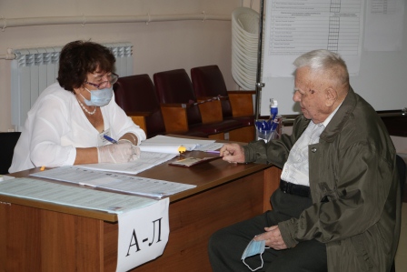 В Тбилисском районе 94-летний ветеран лично пришел на избирательный участок