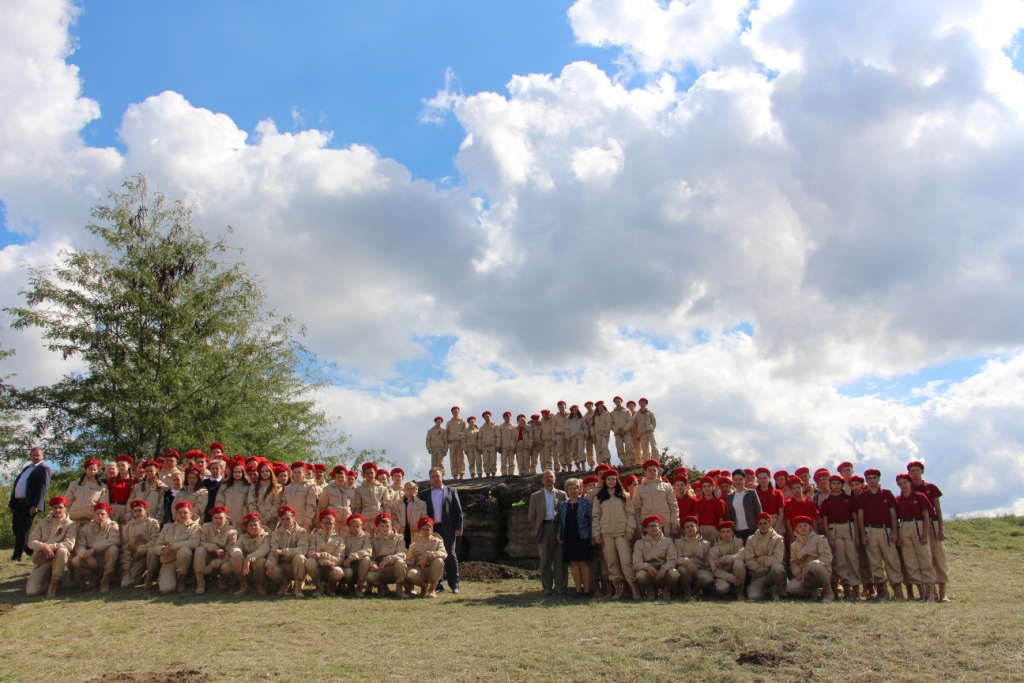 Участники мероприятия у ДОТа.JPG