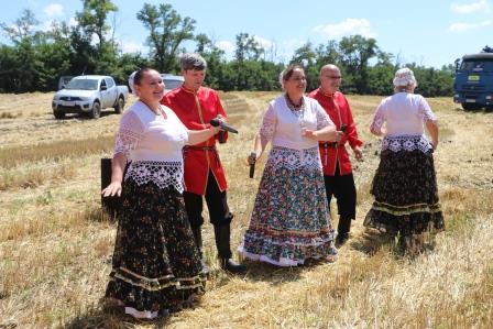 Творческие коллективы района продолжают выступать для хлеборобов