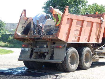 В Тбилисской на улицах Колхозная и Красная провели ямочный ремонт