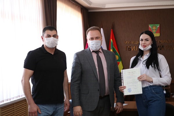 В Тбилисском районе 7 молодых семей получили свидетельство на жилье