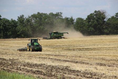 В Тбилисском районе артисты поддерживают хлеборобов на полях