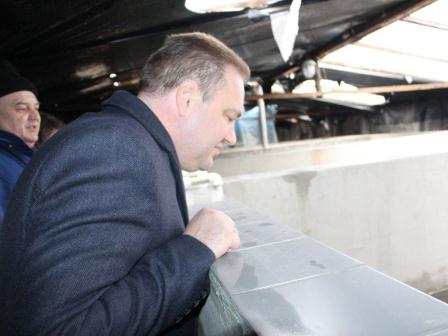 Глава района посетил ферму по разведению клариевоусовидного угря