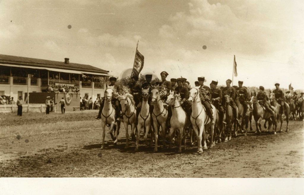 Праздничный парад. Колонна казаков-кубанцев на лошадях проходит мимо трибун в городе Майкоп 1945 год