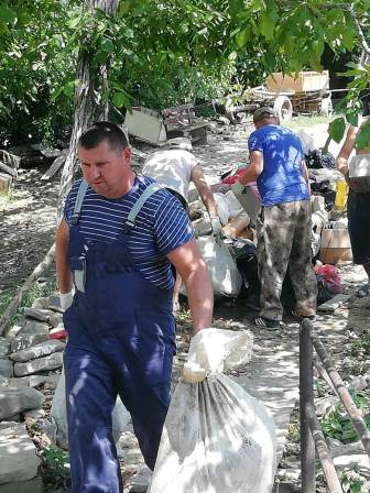 Тбилиссцы продолжают оказывать помощь подтопленцам Тбилиссцы продолжают оказывать помощь подтопленцам