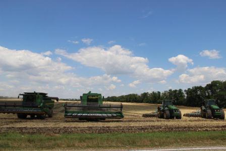 В Тбилисском районе артисты поддерживают хлеборобов на полях