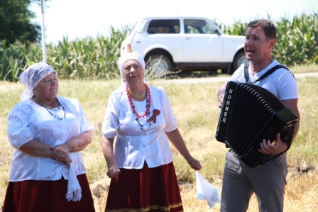 В Тбилисском районе артисты выступают на полях