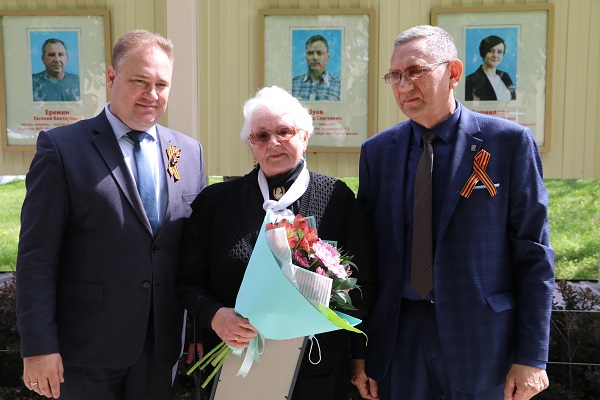 В Тбилисском районе открыли обновленную Доску Почета