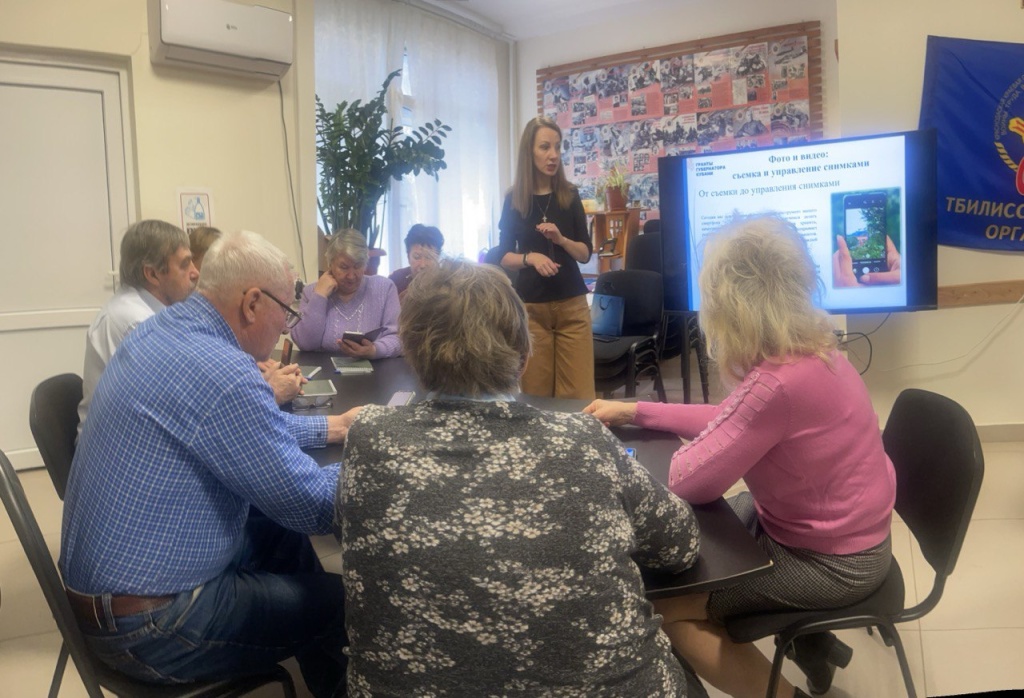 Четвертая группа пенсионеров завершила обучение мобильной грамотности Четвертая группа пенсионеров завершила обучение мобильной грамотности