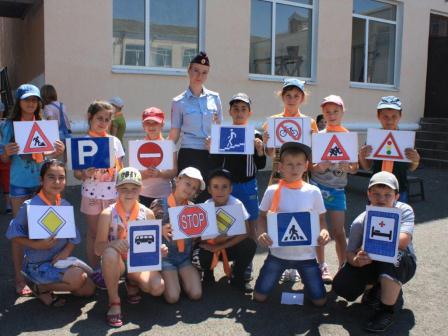 Отдел ГИБДД Тбилисского района провели в школах ряд викторин о правилах дорожного движения 