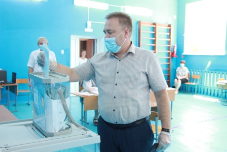 Глава Тбилисского района принял участие в голосовании по поправкам в Конституцию РФ