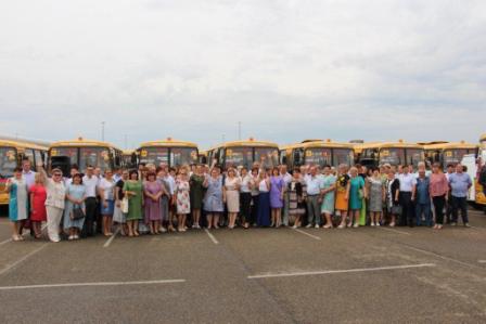 В трех школах Тбилисского района появились новые школьные автобусы