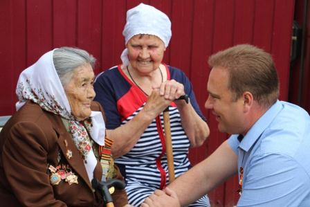 В Тбилисском районе ветерана приехали поздравлять на бронетранспортере
