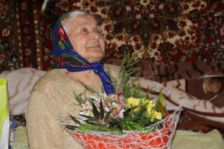 Евгений Ильин поздравил с 90-летием двух жителей Тбилисского района