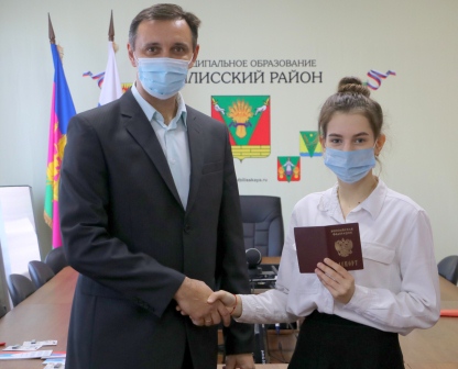 В преддверии Дня Конституции РФ юным тбилиссцам вручили первые паспорта