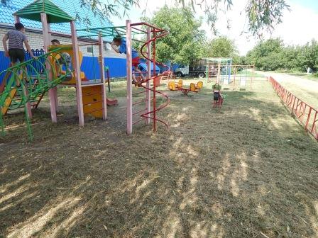 В хуторе Северин на улице Молодежной убрали ветки ивы