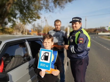 Госавтоинспекция Тбилисского района, совместно с отрядом ЮИД, проводит беседы с участниками дорожного движения