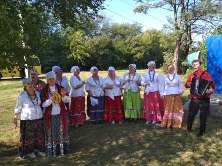 В день выборов тбилисцам дарят хорошее настроение