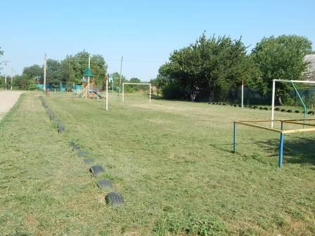 В Тбилисской на игровых площадках покосили траву