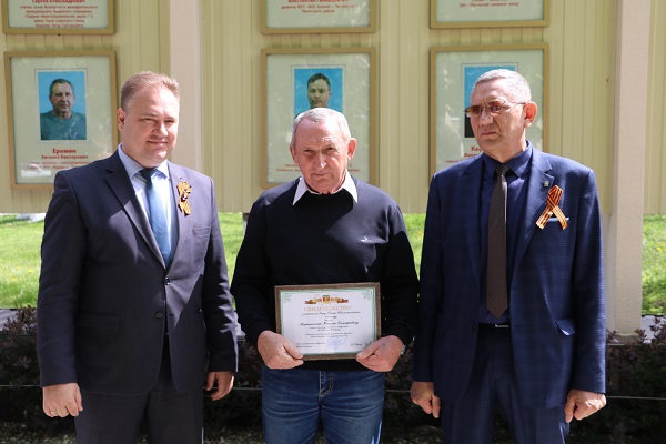 В Тбилисском районе открыли обновленную Доску Почета