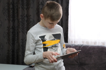 В Тбилисском районе 12-летнему Артему вручили подарок