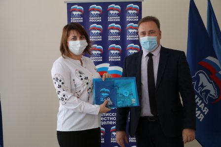 В Тбилисском районе торжественно вручили партбилеты