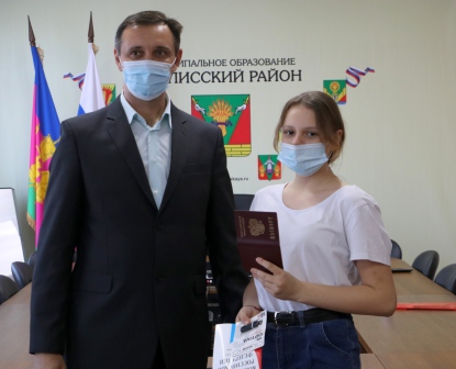 В преддверии Дня Конституции РФ юным тбилиссцам вручили первые паспорта