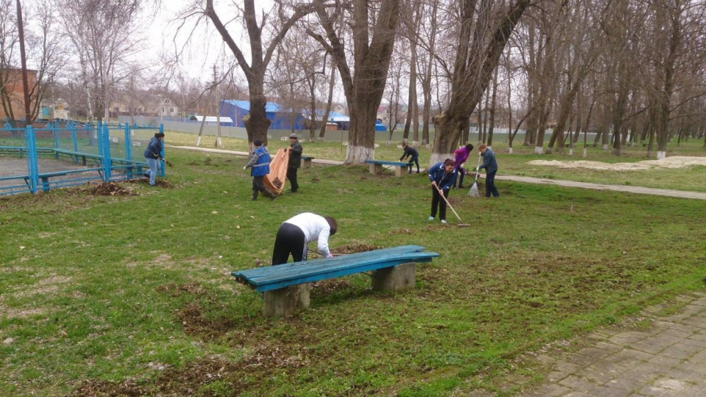Жители Тбилисского района вышли на уборку территорий