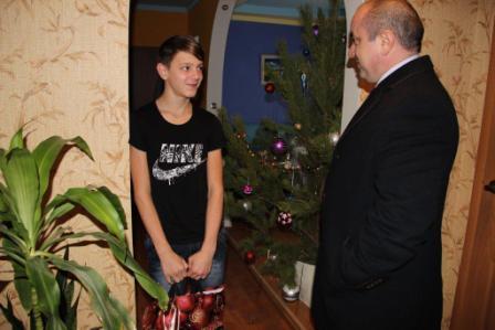 Глава Тбилисского района развозит подарки детям