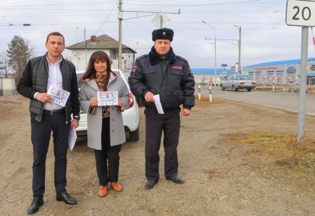 В Тбилисском районе водителям напомнили о внимательности на железнодорожных переездах