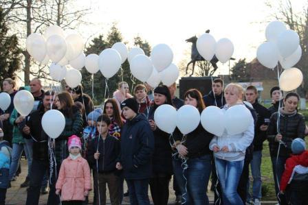 Тбилисцы в память о погибших в Кемерово запустили в небо белые шары