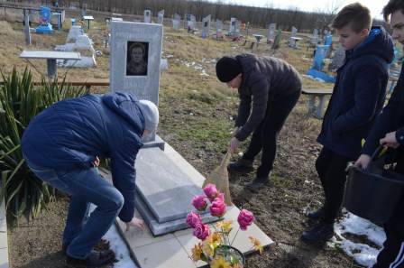 Волонтеры ухаживают за могилами