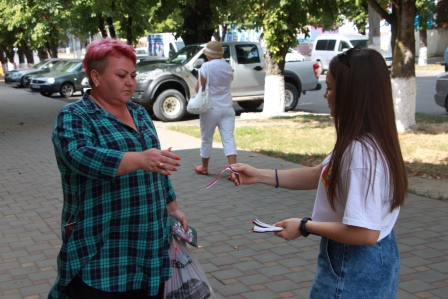 Тбилисские волонтеры вручают жителям ленточки-триколоры