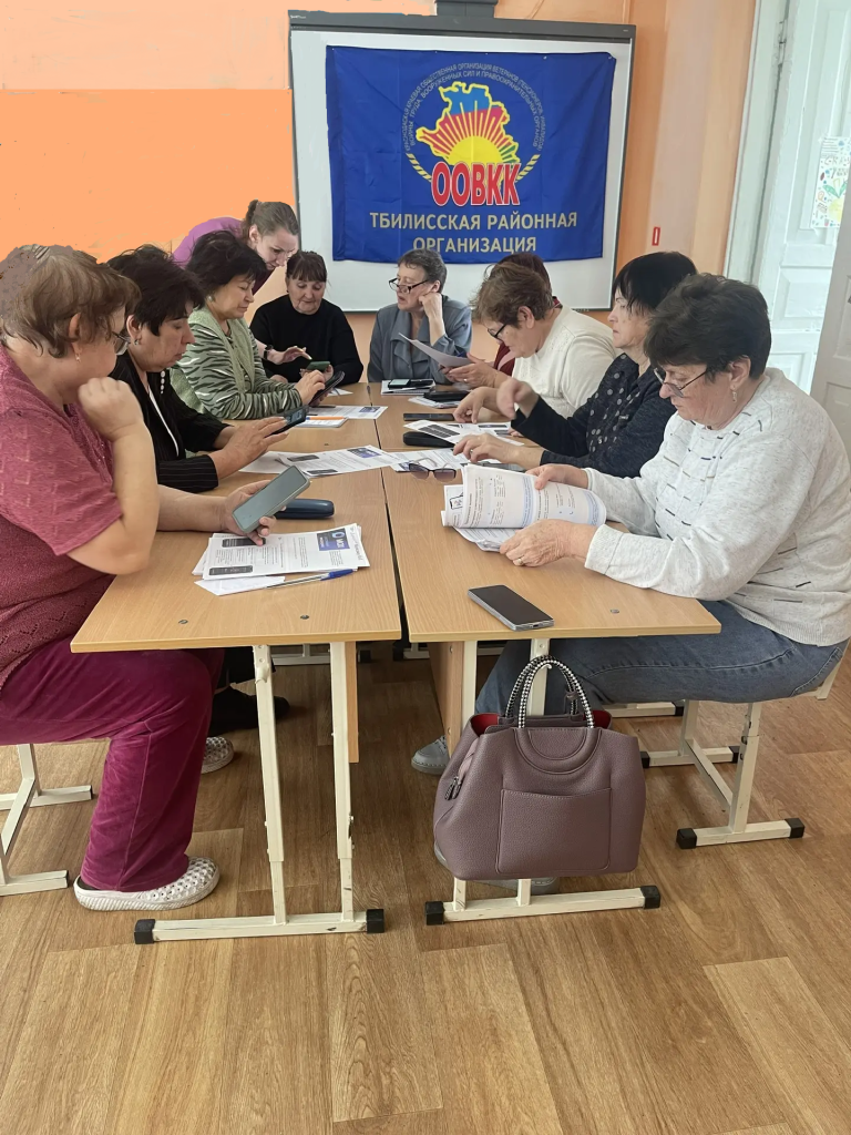 В Тбилисском районе успешно завершилось обучение шестой группы пенсионеров навыкам работы со смартфонами