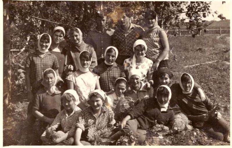 Тбилисские комсомолки после трудового дня в поселке Мазурово