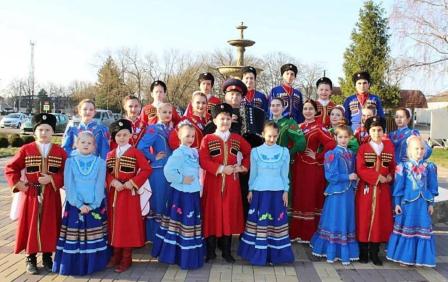 Алексей Езубов подарил коллективам районного ДК музыкальный инструмент