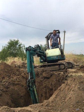 В хуторе Северин по улице Свободной продолжаются работы по строительству нового водопровода