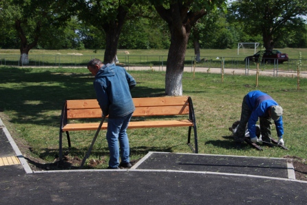 В поселке Первомайском завершается благоустройство нового сквера