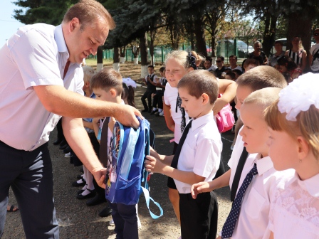 Первоклассникам Тбилисского района вручили портфели