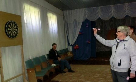 В клубе «Успех» прошли соревнования по шашкам и дартсу