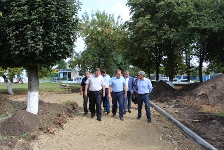 Заместитель министра ТЭК и ЖКХ Краснодарского края проверил ход реконструкции парка в Тбилисской