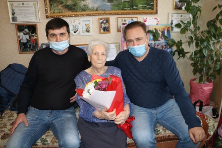 В Тбилисской ветерана-блокадника поздравили с 90-летием